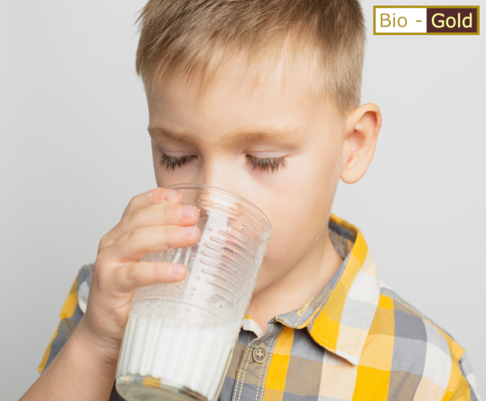 Makanan Tinggi Kalsium - Boy Drinking Milk - gamatbiogold.com